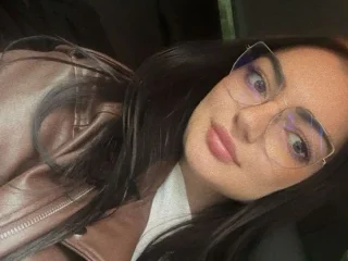 Andraaa English speaking webcam model