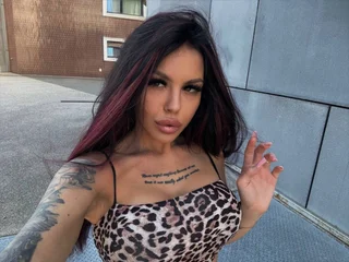 NaomyBlackBarb English speaking webcam model